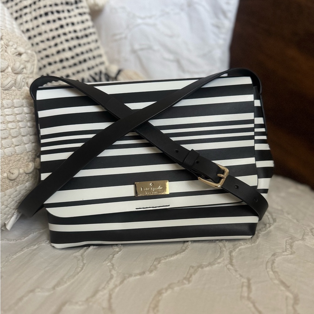 KATE SPADE || Black and White Striped Crossbody Bag